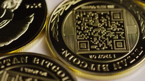 Rotační střela z titanovou Bitminci digitální cryptocurrency — Stock video