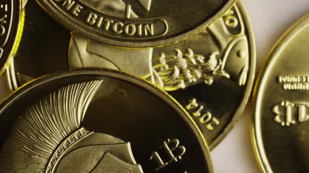 Вращающийся снимок цифровой криптовалюты Titan Bitcoins — стоковое видео
