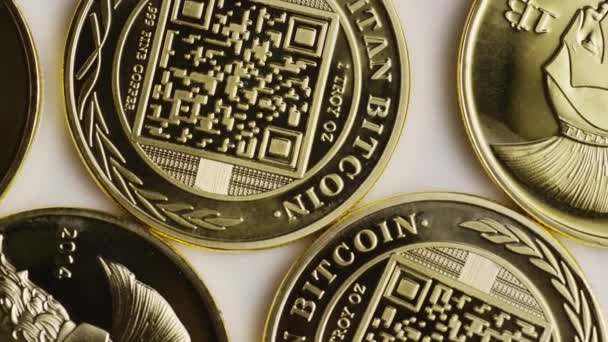 Roterende shot van Titan Bitcoins digitale cryptocurrency — Stockvideo