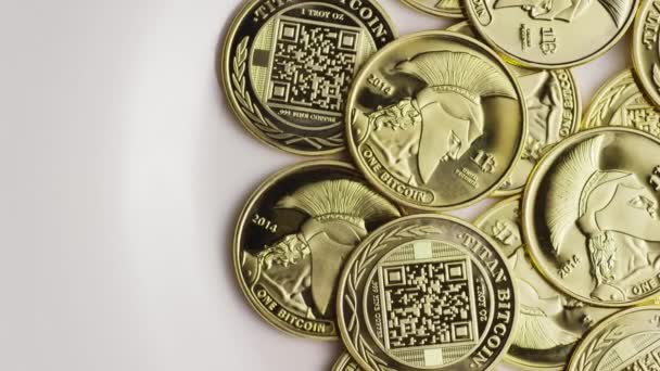 Περιστρεφόμενο πλάνο του Τιτάνα Bitcoin με ψηφιακά κρυπτονομίσματα — Αρχείο Βίντεο