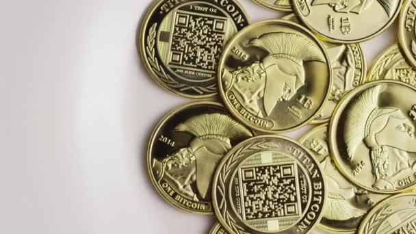 Roterende shot van Titan Bitcoins digitale cryptocurrency — Stockvideo