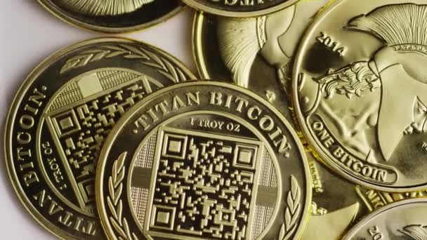 Drehschuss der digitalen Kryptowährung Bitcoins — Stockvideo