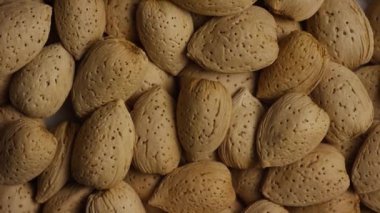 beyaz bir yüzeyde badem dönen çekim