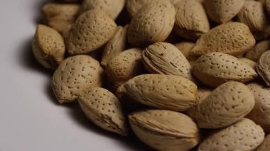 beyaz bir yüzeyde badem dönen çekim