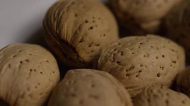 beyaz bir yüzeyde badem dönen çekim