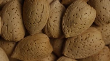 beyaz bir yüzeyde badem dönen çekim