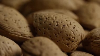 beyaz bir yüzeyde badem dönen çekim