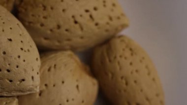 beyaz bir yüzeyde badem dönen çekim