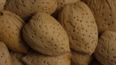 beyaz bir yüzeyde badem dönen çekim