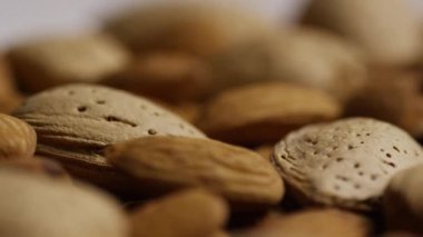 beyaz bir yüzeyde badem dönen çekim