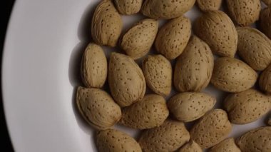 beyaz bir yüzeyde badem dönen çekim