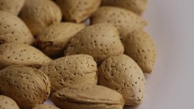 beyaz bir yüzeyde badem dönen çekim