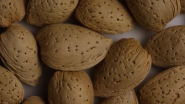 beyaz bir yüzeyde badem dönen çekim