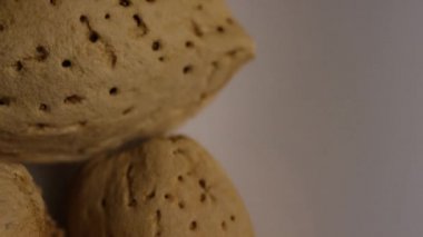 beyaz bir yüzeyde badem dönen çekim