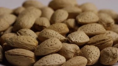 beyaz bir yüzeyde badem dönen çekim