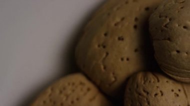 beyaz bir yüzeyde badem dönen çekim