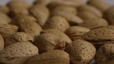 beyaz bir yüzeyde badem dönen çekim