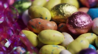 Paskalya çim bir yatakta renkli Paskalya şekerler dönen çekim