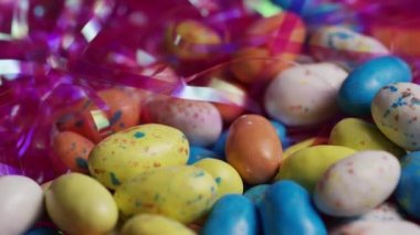 Paskalya çim bir yatakta renkli Paskalya şekerler dönen çekim
