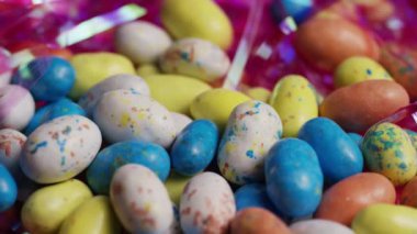 Paskalya çim bir yatakta renkli Paskalya şekerler dönen çekim