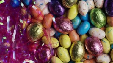 Paskalya çim bir yatakta renkli Paskalya şekerler dönen çekim