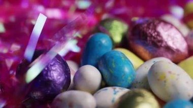 Paskalya çim bir yatakta renkli Paskalya şekerler dönen çekim