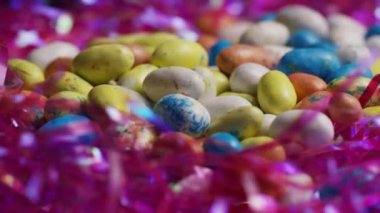 Paskalya çim bir yatakta renkli Paskalya şekerler dönen çekim