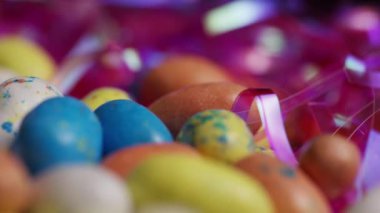 Paskalya çim bir yatakta renkli Paskalya şekerler dönen çekim