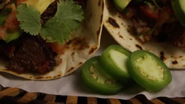 Ahşap bir yüzeyde lezzetli taco 'lar dönen çekim