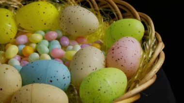 Renkli Paskalya çim Paskalya süslemeleri ve şeker dönen çekim