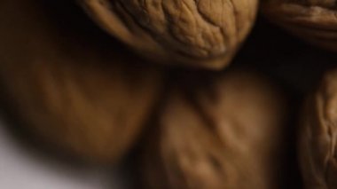 beyaz bir yüzeyde kabuklarında ceviz dönen atış