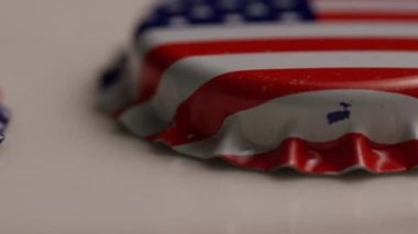 Amerikan bayrağı üzerine baskılı şişe kapakları dönen çekim
