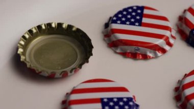 Amerikan bayrağı üzerine baskılı şişe kapakları dönen çekim