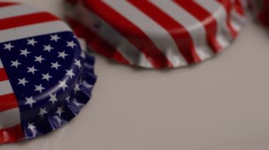 Amerikan bayrağı üzerine baskılı şişe kapakları dönen çekim