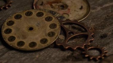 Antika ve yıpranmış saat yüzleri çekim dönen Stok görüntüleri
