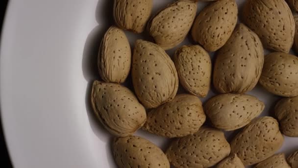 Plan rotatif d'amandes sur une surface blanche — Video