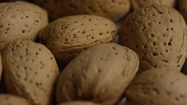 Plan rotatif d'amandes sur une surface blanche — Video