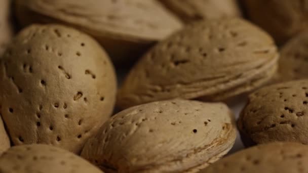 Tiro giratorio de almendras sobre una superficie blanca — Vídeo de stock