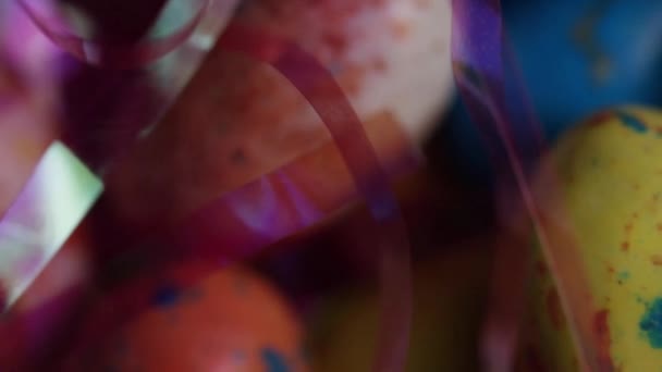 Rotující pestrobarevné velikonoční bonbony na lůžku velikonoční trávy — Stock video