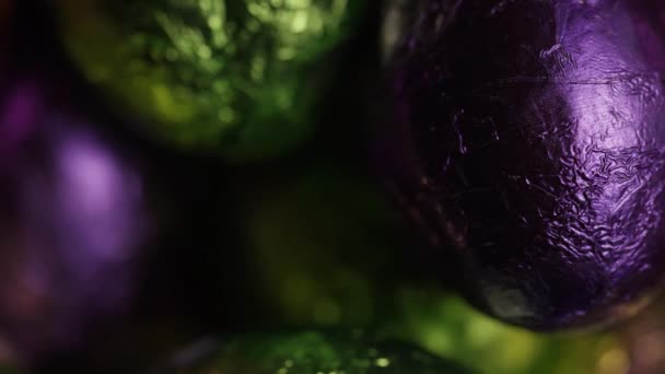 Roterande skott av färgglada påsk godis på en bädd av påsk gräs — Stockvideo