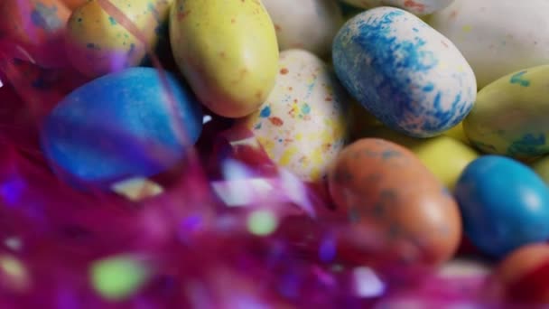 Tournant coup de bonbons colorés de Pâques sur un lit d'herbe de Pâques 