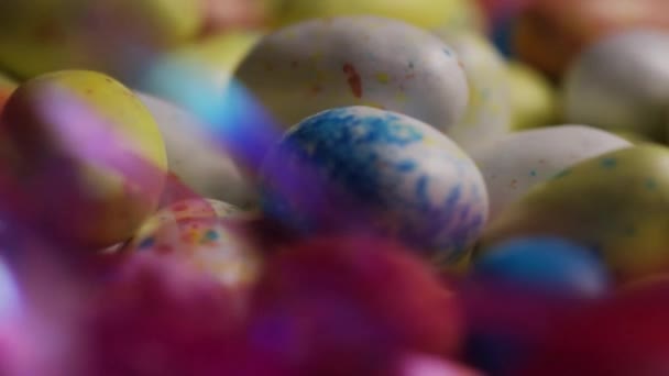 Rotación de caramelos de Pascua de colores en una cama de pasto de Pascua — Vídeos de Stock