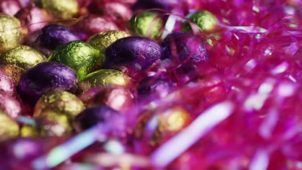 在复活节草地的床上旋转的彩色复活节糖果拍摄 — 图库视频影像