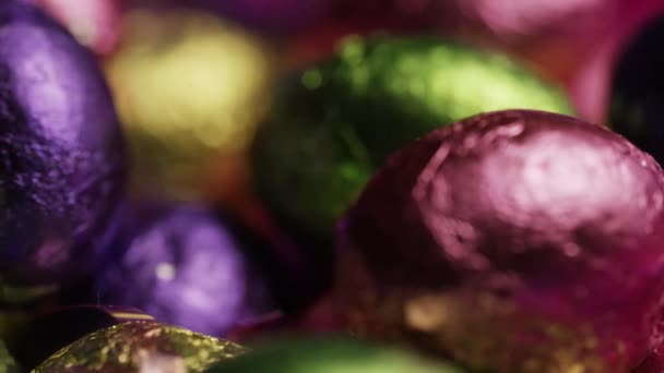 Rotující pestrobarevné velikonoční bonbony na lůžku velikonoční trávy — Stock video