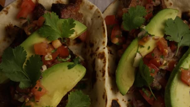 Obrotowy strzał pysznych Tacos na drewnianej powierzchni — Wideo stockowe