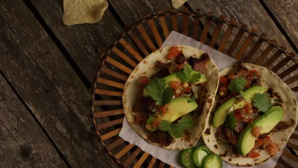 Drehschuss von leckeren Tacos auf einer Holzoberfläche — Stockvideo