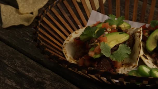 Roterande skott av läckra tacos på en träyta — Stockvideo