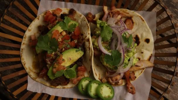 Plan rotatif de délicieux tacos sur une surface en bois — Video