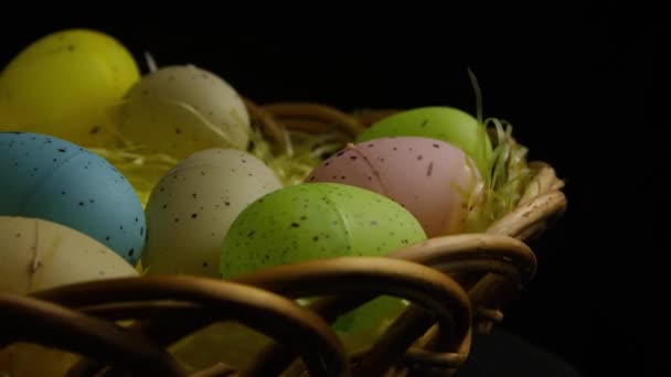 Drehschuss von Osterdekorationen und Süßigkeiten im bunten Ostergras — Stockvideo