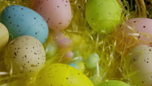 Rotativa tiro de decorações de Páscoa e doces na grama de Páscoa colorida — Vídeo de Stock